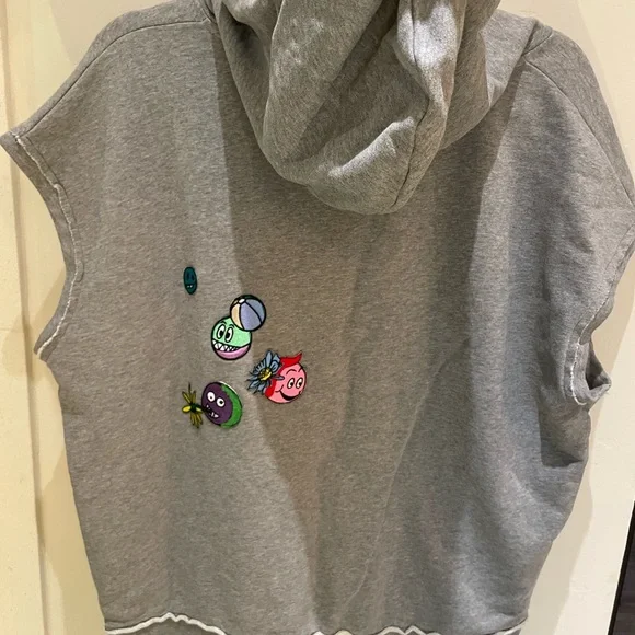 Mira Mikati NWT size 36Sweatshirt with hood and appliqués 3-D, awesome colors.